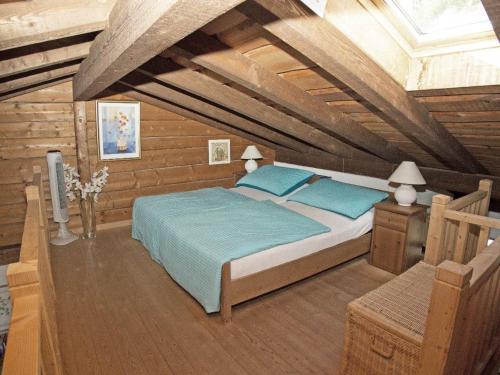 OrselinaResidenza Paradiso App 1000的一间卧室配有一张带蓝色枕头的床
