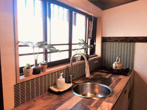 京都科巴科宾馆的带水槽的厨房台面和窗户