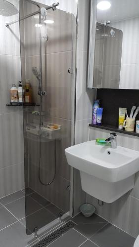 江陵市Haetmom House的带淋浴和白色盥洗盆的浴室
