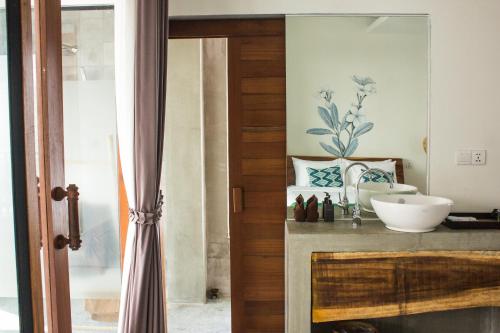 金边萨利纳精品酒店的一个带水槽和碗在柜台上的浴室