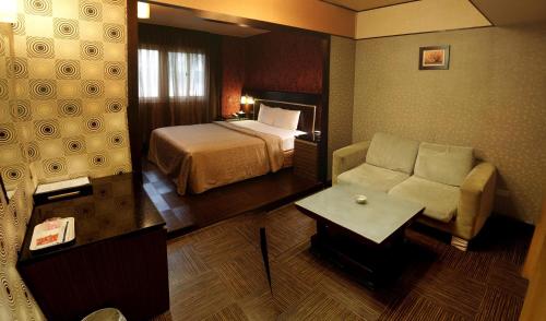 芦竹贝克汉汽车旅馆 的酒店客房,配有床和沙发