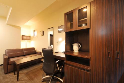 东京东京湾浜松町散库格兰德酒店的酒店客房配有书桌和椅子
