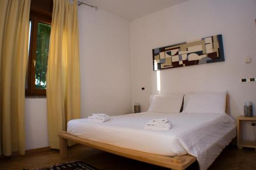 莱维科特尔梅Casa Martello的一间卧室配有一张床,上面有两条毛巾