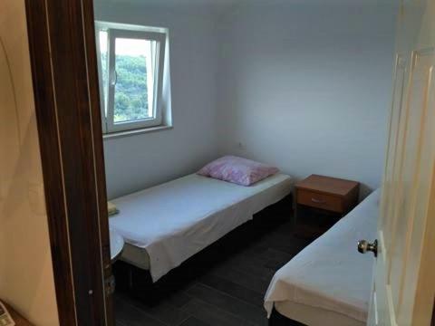 巴比诺波尔杰Sunny side of Adriatic的一间小卧室,配有两张床和窗户