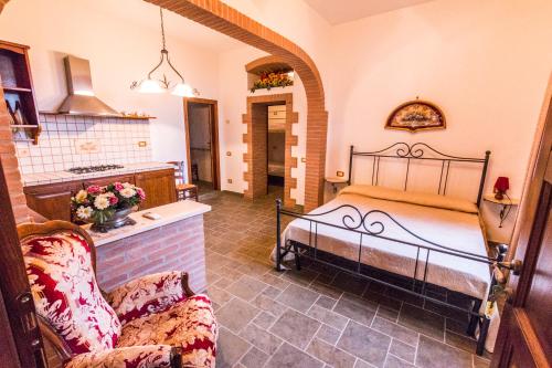 福洛尼卡Agriturismo Villa Isa的一间卧室配有一张床和一个沙发