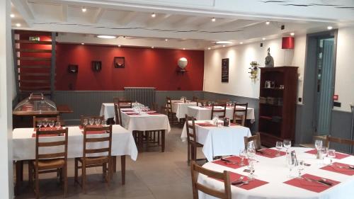 BerneuilLe Saintongeais的用餐室配有白色的桌子和木椅