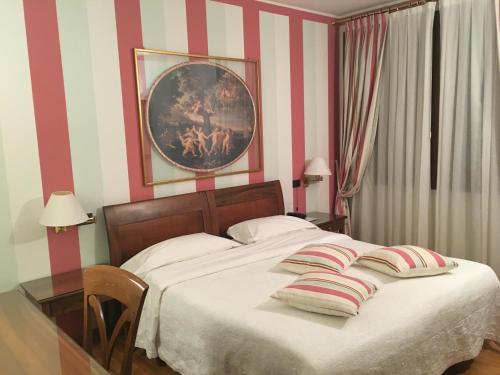 Noventa Vicentinahotel alla busa的一间卧室设有一张带条纹墙的大床