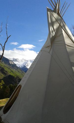 加瓦尔尼Tipis nature的山 ⁇ 的白色帐篷