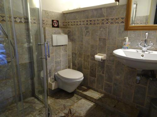 乌登科森霍夫旅舍的一间带卫生间和水槽的浴室