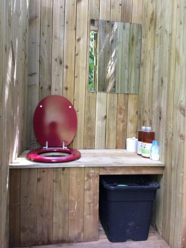 加瓦尔尼Tipis nature的浴室设有木制墙壁内的红色卫生间