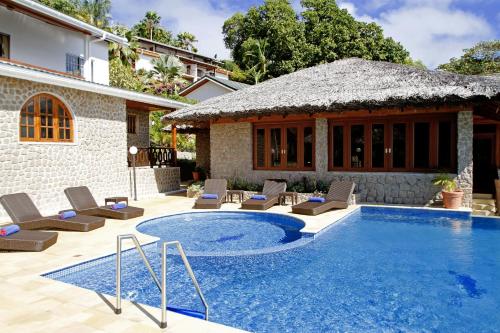 贝圣安那Cote Jardin - Chalets Cote Mer的一座带游泳池和房子的别墅
