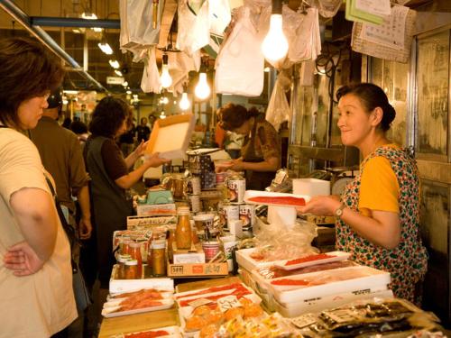 八户市八户斯麦尔经济型酒店的站在食品市场柜台的女人