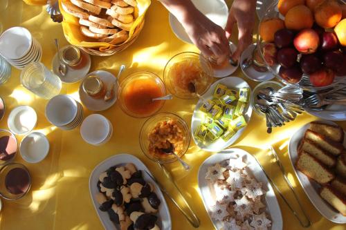 维拉普特祖Agriturismo Marongiu的餐桌上放有食物和水果盘