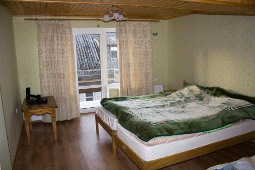 KhorostkivІмобільяре的一间卧室设有一张床和一个窗口