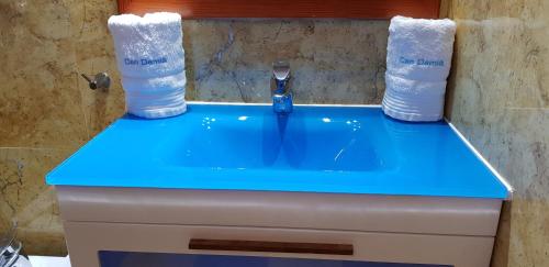 卡拉索纳CAN DAMIA 2的浴室水槽和蓝色台面