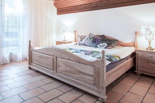 RömerswilCharming and cosy apartment near Lucerne的一间卧室配有一张大木床。