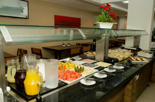 贝洛奥里藏特潘普利亚斯托普优质酒店的包含多种不同食物的自助餐