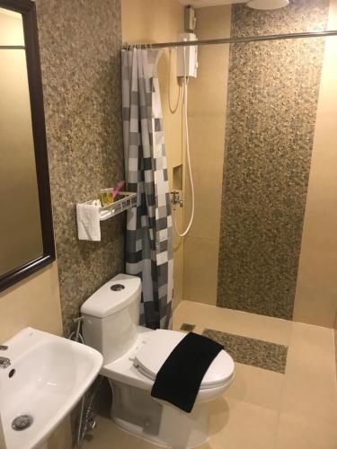 长滩岛长滩岛埃尔普尔托酒店的浴室配有卫生间、盥洗盆和淋浴。