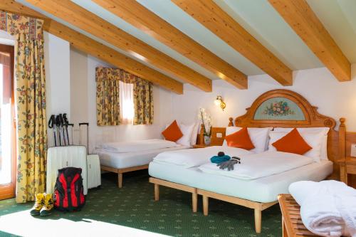 摩德纳迪-坎皮格里奥Hotel Bonapace ***S的一间卧室配有两张床,儿童坐在卧室内