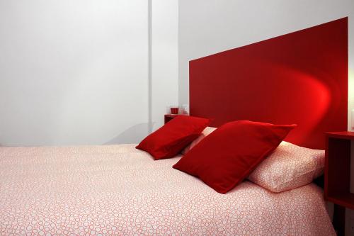 博洛尼亚La Casa Di Eva的一间卧室配有红色枕头的床