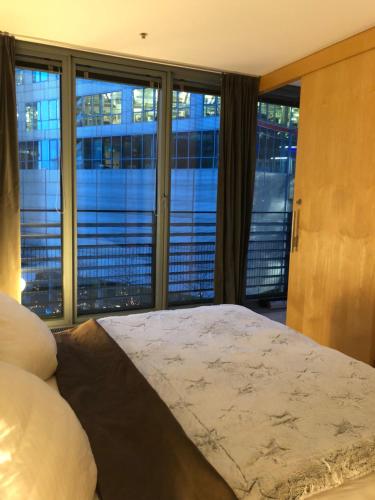 柏林Suite im Sony Center am Potsdamer Platz的一间卧室设有一张大床和一个大窗户