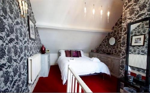 林肯Castle View Cottage的卧室配有一张床铺,位于带墙壁的房间
