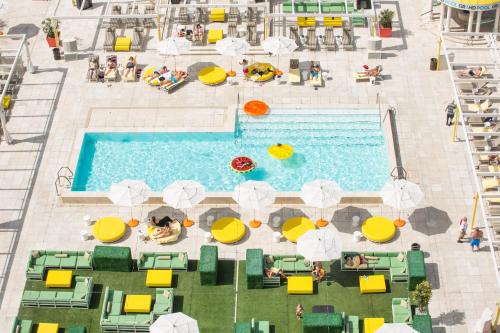 拉斯维加斯Downtown Grand Hotel & Casino的享有带遮阳伞的游泳池的顶部景致