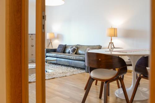 里斯本Lisbon White Cozy Apartment的客厅配有桌子和沙发