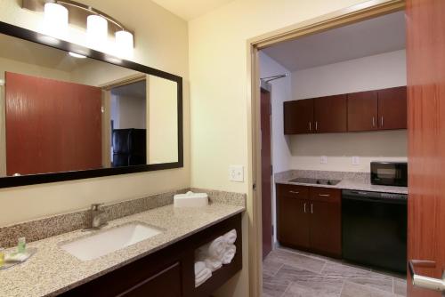 Cobblestone Inn & Suites - Menomonie/UW-Stout的一间浴室