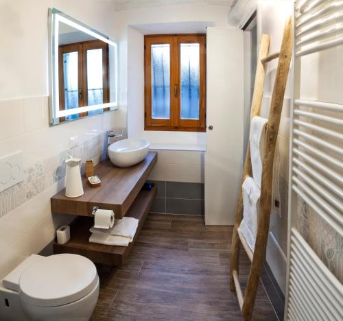 勒威诺Al Rost B&B的浴室配有白色卫生间和盥洗盆。