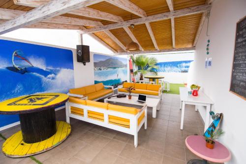 科拉雷侯富埃特文图冲浪手旅馆的墙上画有冲浪板的房间