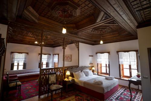 吉诺卡斯特克莱米2号酒店的一间卧室设有一张带木制天花板的大床