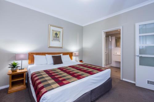 珀斯蒙特克莱尔精品公寓酒店的一间卧室设有一张大床和一个窗户。