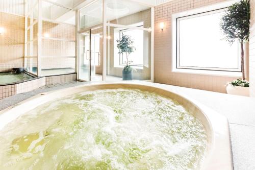 大阪大阪阪神酒店的客房内的大浴缸装满水