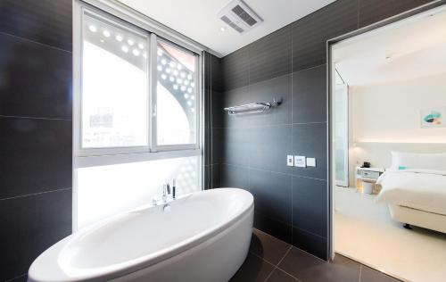 Hotelpoispois泡泡饭店的一间浴室