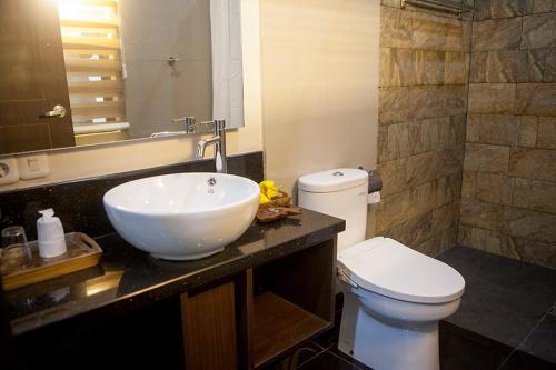 茂物萨瓦萨拉克别墅酒店的浴室配有白色水槽和卫生间。