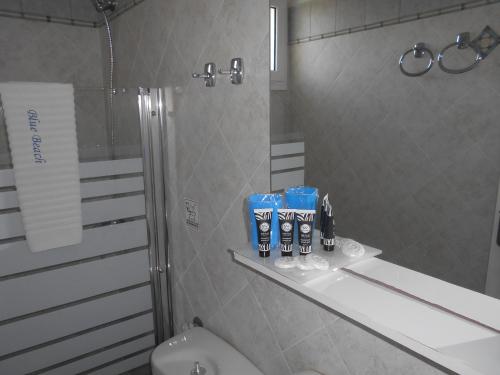波多河丽蓝色海滩旅馆的一间带水槽、卫生间和淋浴的浴室