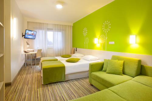 塔林塔林快捷酒店的酒店客房,设有两张床和一张沙发