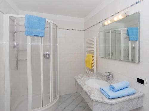 卡斯特尔罗托Urthalerhof的带淋浴和水槽及蓝色毛巾的浴室