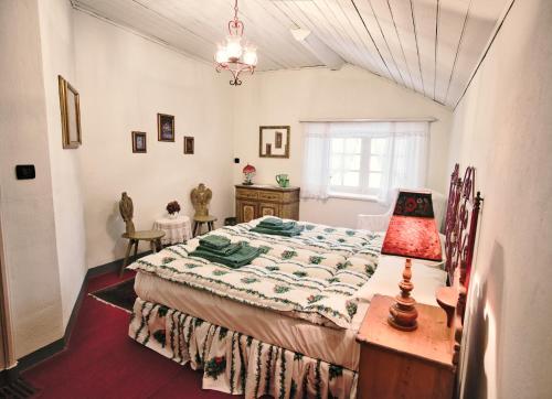 Ala di SturaLa Crestolina的一间卧室配有一张床和一张带台灯的桌子
