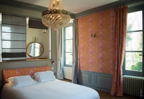 桑利斯帕瑟维尔酒店的一间卧室配有一张床、吊灯和窗户。