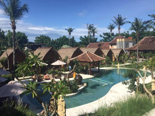 吉利特拉旺安帕拉德萨度假酒店的一个带游泳池的度假村和一个度假村
