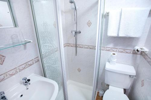 布莱克浦Pearl Hotel的带淋浴、卫生间和盥洗盆的浴室