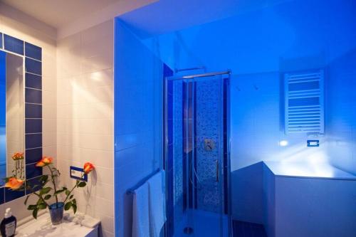 阿马尔菲Casa Amore S Lucia的蓝色客房 - 带带淋浴的浴室