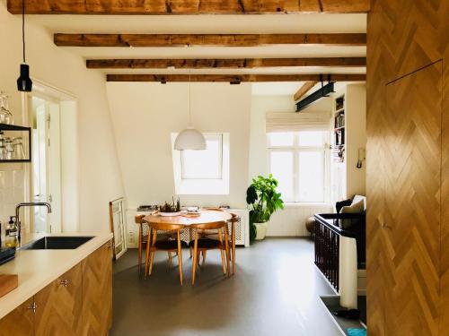 阿姆斯特丹博维恩精品住宿加早餐旅馆的厨房以及带木桌的用餐室。