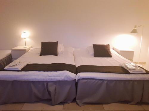 隆德VillaVega Apartments的一张大床,位于带两盏灯的房间