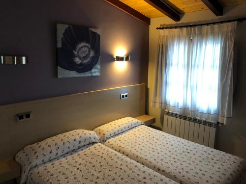 索托德拉马里纳Hotel Costa San Juan De La Canal的一间卧室设有一张床和一个窗口