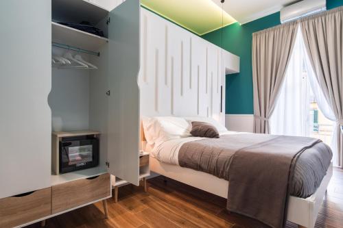 那不勒斯维斯塔维瓦住宿加早餐旅馆的一间卧室配有一张床和一台电视。