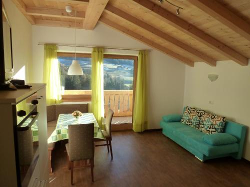 卡斯特尔罗托Polzhof的客厅配有绿色沙发和桌子