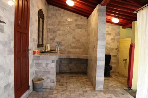 圣吉吉普里邦加海滩小屋酒店的一间带水槽和卫生间的浴室